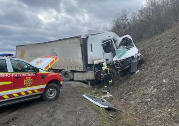 Водій мікроавтобуса виїхав на зустрічну смугу руху: нові подробиці смертельної ДТП на Закарпатті