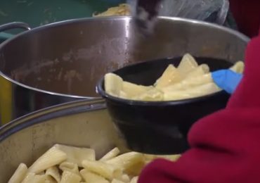 В Ужгороді вимушених переселенців годують безкоштовними гарячими обідами (ВІДЕО)