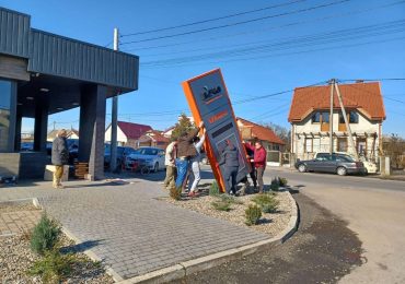 В Ужгороді демонтували ще кілька самовільних рекламних площин