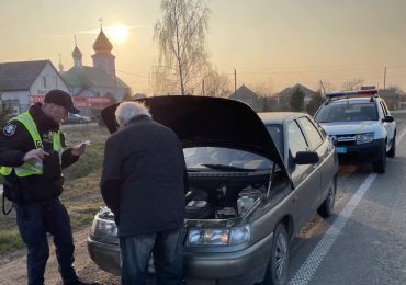 Патрульні допомогли ужгородцеві дістатися до автосервісу