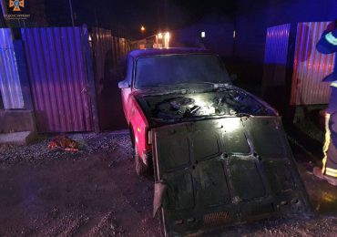 У закарпатця загорівся автомобіль, коли той паркував його у дворі