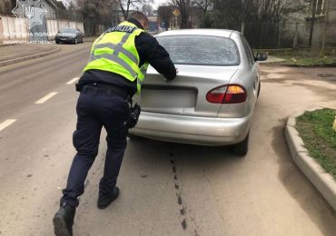 В Ужгороді патрульні допомогли чоловікові відштовхати несправну автівку на узбіччя