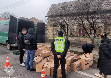 На Мукачівщині перехопили бус з великою партією цигарок без акцизу