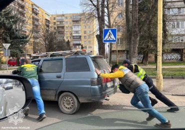 Ужгородські патрульні спільно з небайдужим громадянином допомогли чоловікові відштовхати несправну автівку на узбіччя