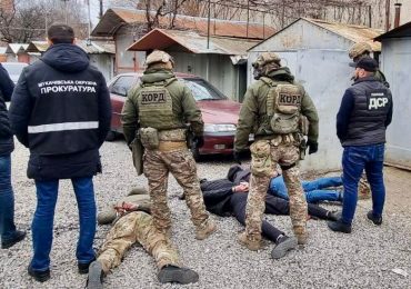 Вимагали неіснуючий борг, били та погрожували вбивством: у Мукачеві затримали двох рекетирів