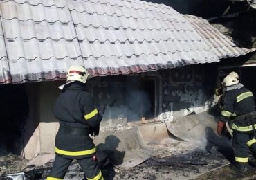 Закарпатські вогнеборці ліквідували пожежу у житловому  будинку та врятували сусідський