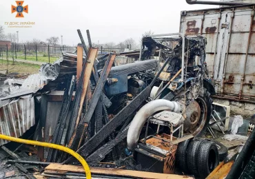 У Мукачеві рятувальники ліквідували пожежу в надвірній споруді, врятувавши житловий будинок і гараж