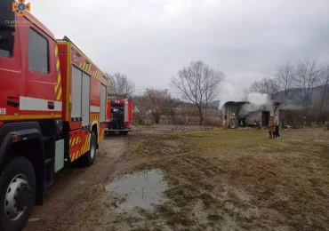 Тячівські рятувальники ліквідували пожежу в надвірній споруді