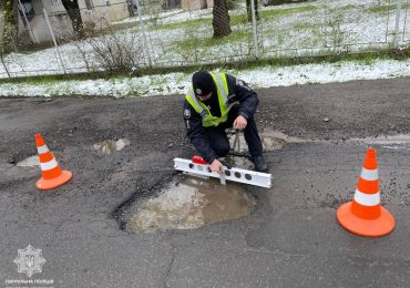 Закарпатські патрульні проводять весняне обстеження доріг