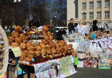 На головній площі Закарпаття освятили паски та гостинці для військових