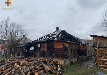 На Закарпатті пожежа охопила дерев'яний будинок