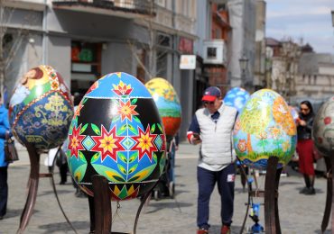 В Ужгороді на площі Шандора Петефі – великодня виставка унікальних писанок-мальованок