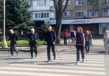 Скандинавською ходою відзначили Всесвітній день боротьби із хворобою Паркінсона в Ужгороді