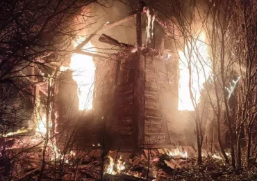 Рахівські вогнеборці загасили пожежу в житловому будинку та врятували ліс