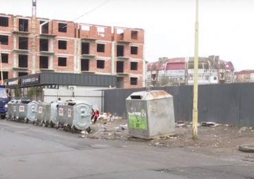 Смітники на проїзній частині обурюють мешканців одного з мікрорайонів Ужгорода