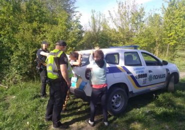 На Закарпатті затримали двох зловмисників за пограбування жінки