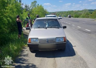 Намагався дати хабаря: поблизу села Нижнє Солотвино виявили водія, який кермував без відповідних документів