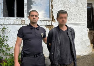 Підозрюваному у вбивстві матері, тіло якої знайшли закопаним на подвір’ї, обрали запобіжний захід