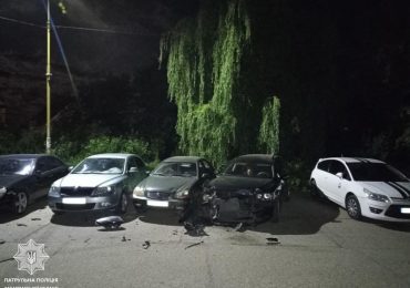 В Ужгороді на вулиці Можайського водій розтрощив одразу 2 припаркованих авто