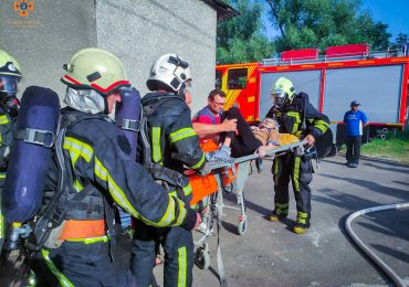 На пожежі в Іршаві вогнеборці врятували 3 людей та котика