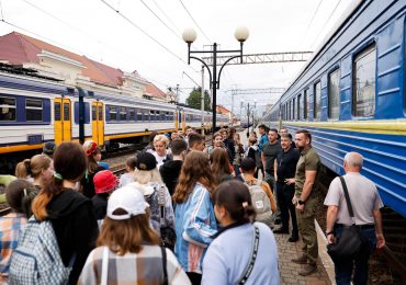 На Закарпаття прибув перший з трьох потягів з дітьми з Херсонщини