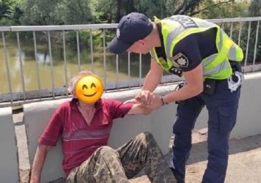Мукачівські патрульні допомогли чоловіку, якому раптово стало зле, ймовірно, через спеку