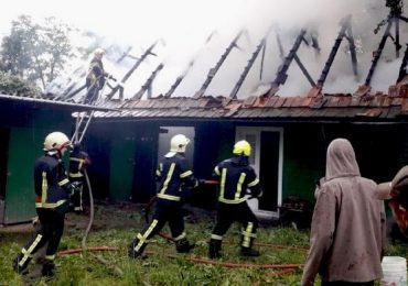 На Закарпатті ліквідували пожежу в надвірній споруді