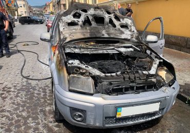 Закарпатські вогнеборці загасили пожежу у легковому автомобілі