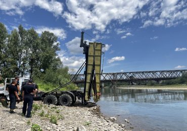 Рятувальники встановлюють механізований міст замість зруйнованого на Закарпатті