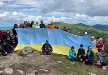 На Закарпатті встановили рекорд - підняли найбільший прапор над двотисячниками Українських Карпат