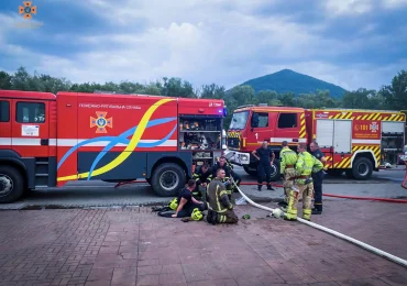 Масштабна пожежа у Тячеві: горів склад з будівельними матеріалами