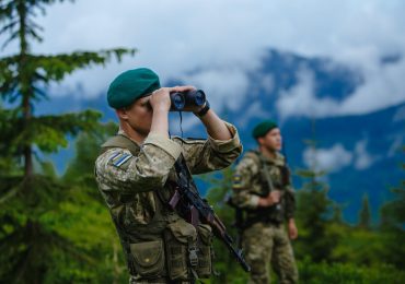 Закарпатські прикордонники зупинили 6 чоловіків, один із яких виявився організатором незаконного переправлення