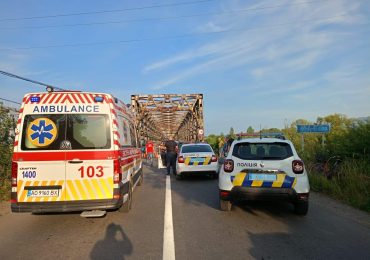 Поліція працює на місці обвалу моста в Тячівському районі