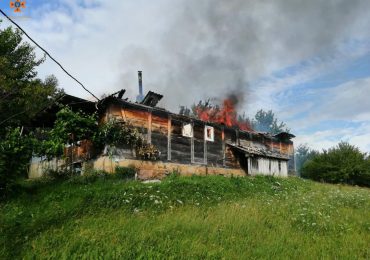 Тячівські рятувальники загасили пожежу в дерев’яному житловому будинку