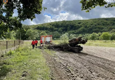 Рятувальники розчистили русло річки Убля від сміття та деревини