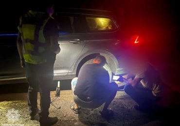 Закарпатські патрульні допомогли водієві, який втрапив у яму на трасі, дістатись до автосервісу