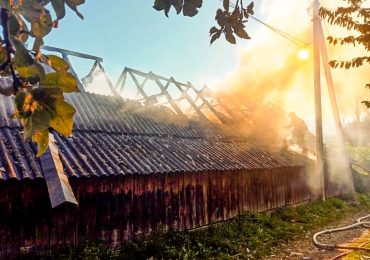 На Закарпатті горіла господарська споруда, де зберігалось 8 тонн сіна