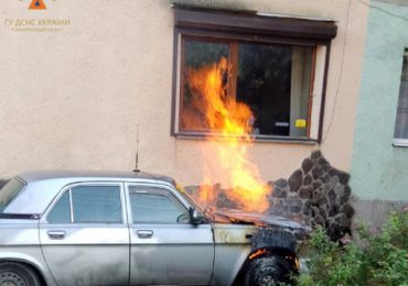 На Закарпатті пожежа охопила легковий автомобіль