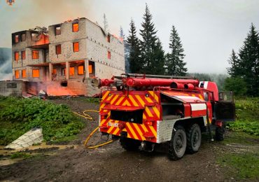 На Рахівщині рятувальники ліквідували пожежу в недобудованому міні-готелі