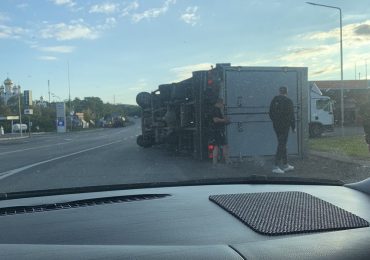 ДТП в Мукачеві: вантажівка перекинулася на бік