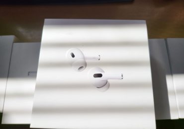 На Закарпатті водій мікроавтобуса намагався завези 25 незадекларованих AirPods Pro