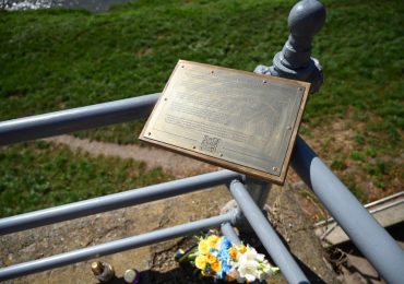 В Ужгороді встановили пам'ятну дошку з інформацією про Голокост на Закарпатті