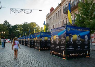 В Ужгороді розгорнули вуличну інсталяцію з портретами загиблих Героїв