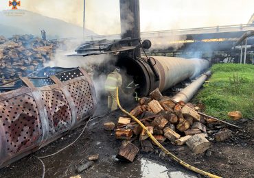 У Сваляві рятувальники ліквідували пожежу на території підприємства