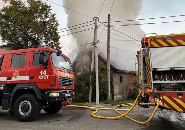 Власник домівки сховався, бо злякався покарання: закарпатські вогнеборці загасили пожежу в будинку