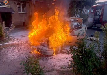 У Хусті полум'я охопило автомобіль таксиста