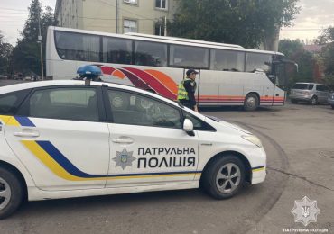 В Ужгороді патрульні допомогли водію автобуса продовжити маршрут