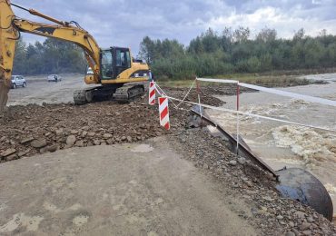 Внаслідок злив стався підмив тимчасової переправи через Тересву: рух тимчасово призупинений