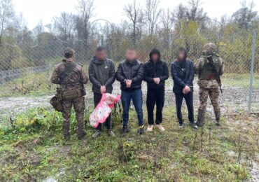 На Закарпатті четверо чоловіків планували перепливати повноводну Тису на надувній "ватрушці"