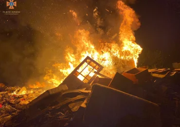 Ужгородські рятувальники ліквідували пожежу в дерев’яній надвірній споруді